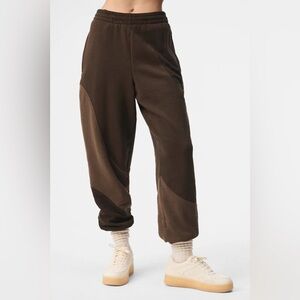 Alo Make Waves Tonal sweatpants in espresso.